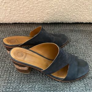 Coclico Woodblock Heel - Navy. Size 40